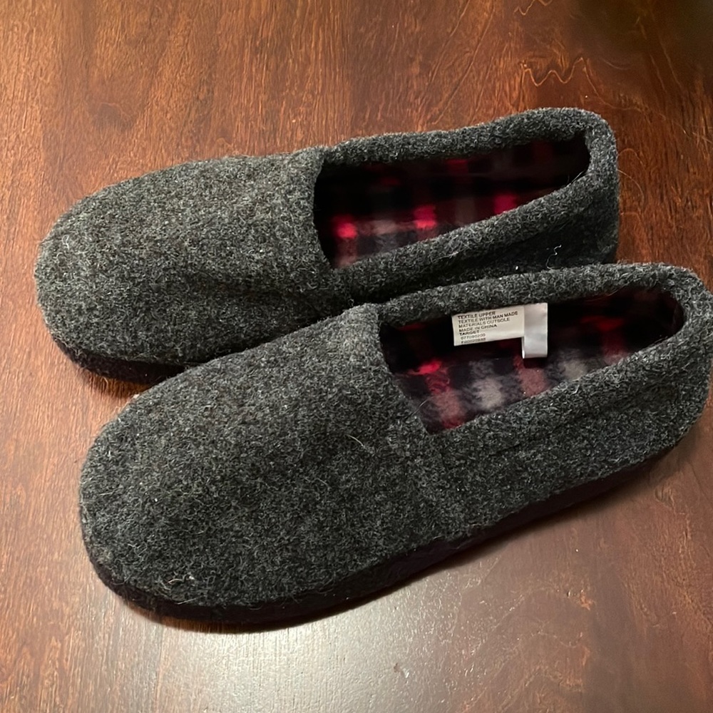 Charcoal Gray Super Soft Fuzzy Men's Slippers - Size Small (7-8)